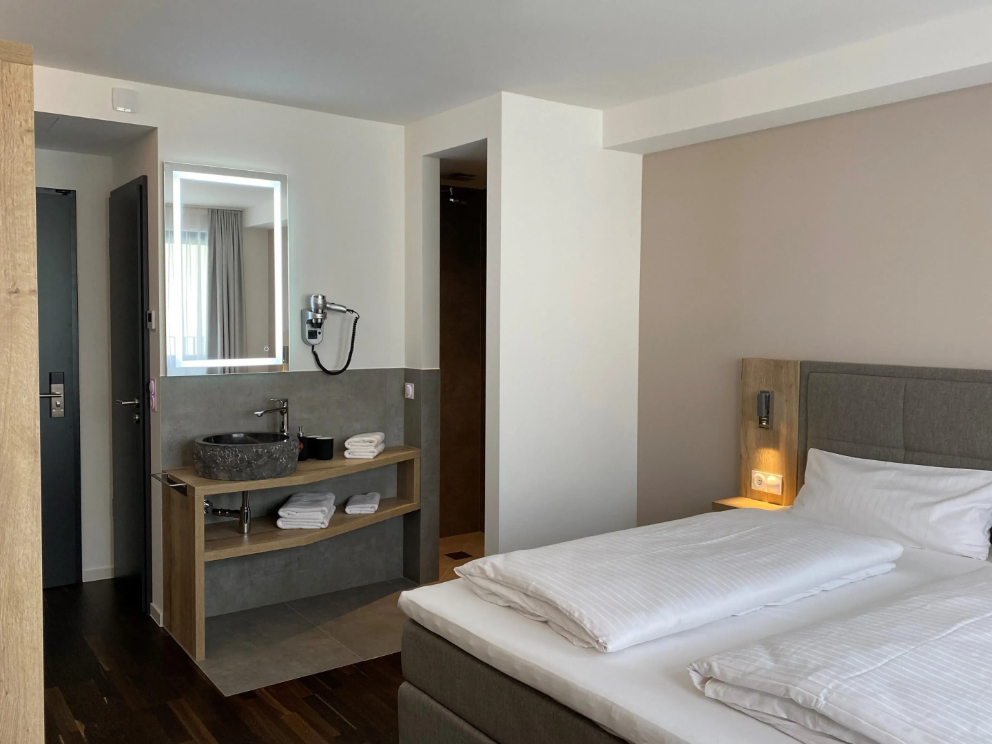 Hotel B4
