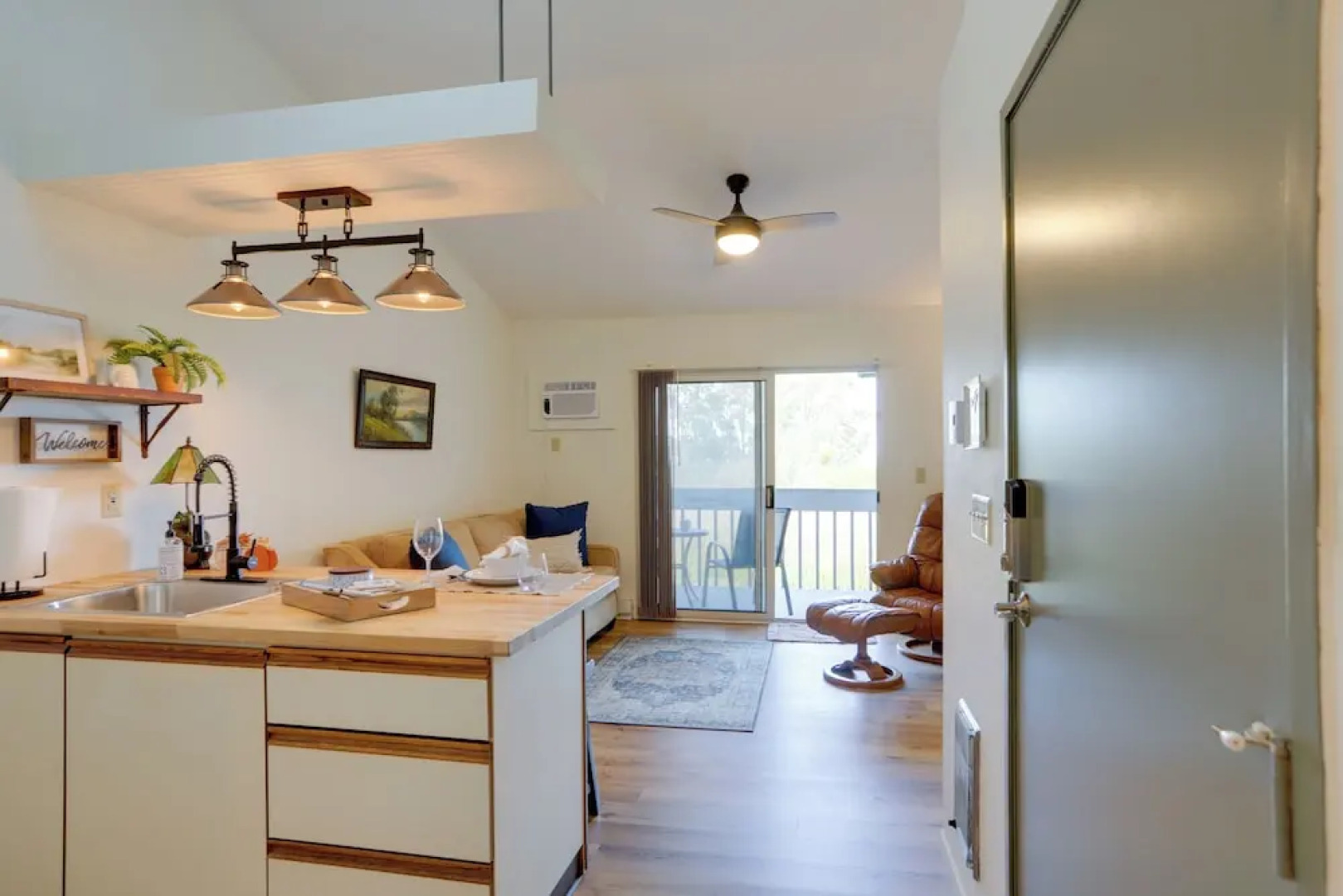 Pet-friendly Oak Harbor Condo: Walk to Lake!