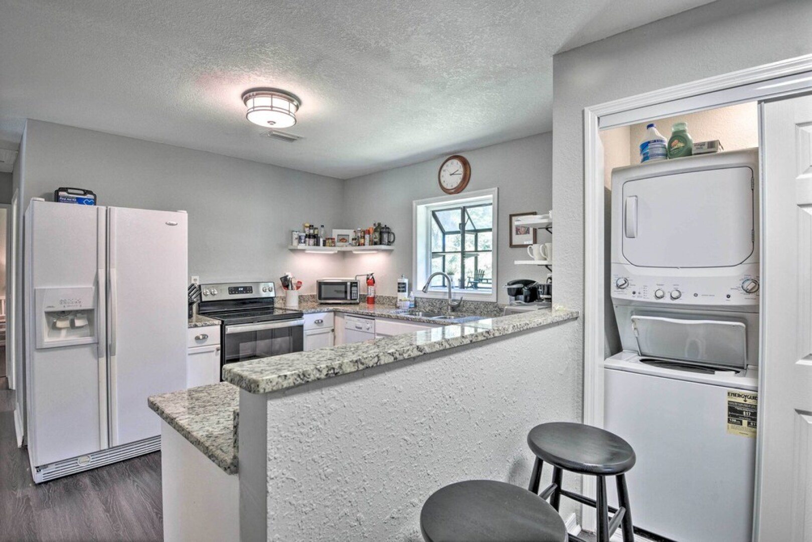 Dog-friendly Home w/ Gas Grill - Walk to Rose Bay!