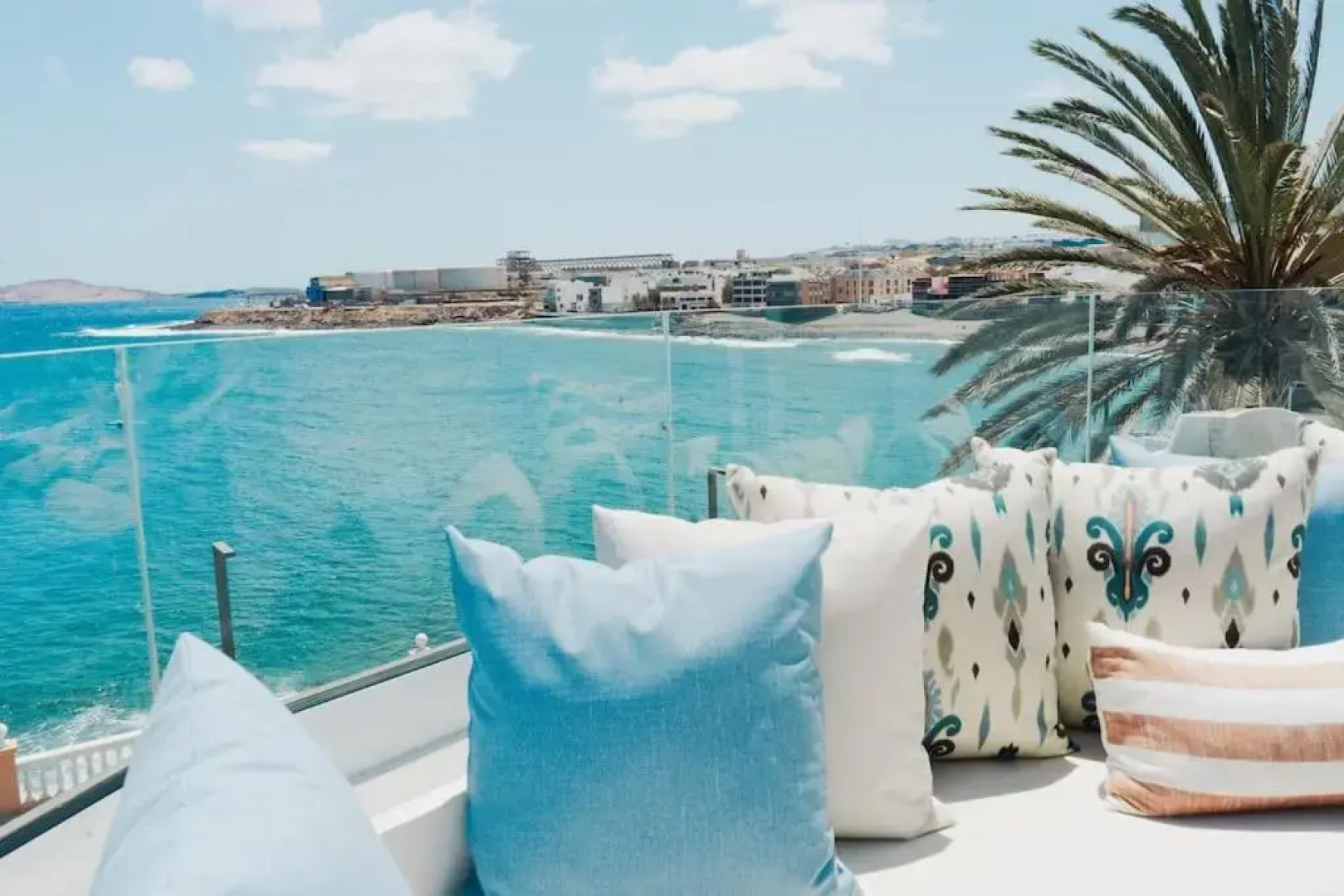 CASA ESPERANZA *Family Home Over the Sea*