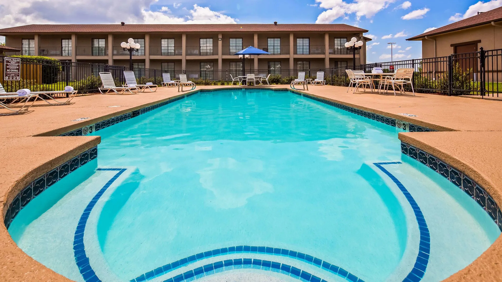 Red Roof Inn & Suites Sulphur Springs