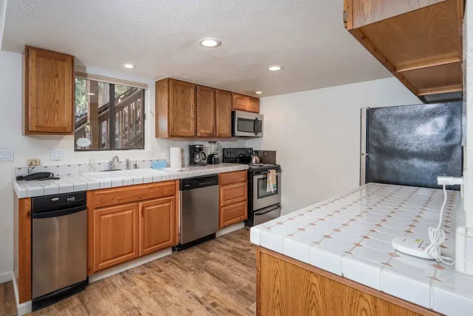 Yosemite Aviary and Quail Within Yosemite - 2 Separate Units, Up To 14 Guests!