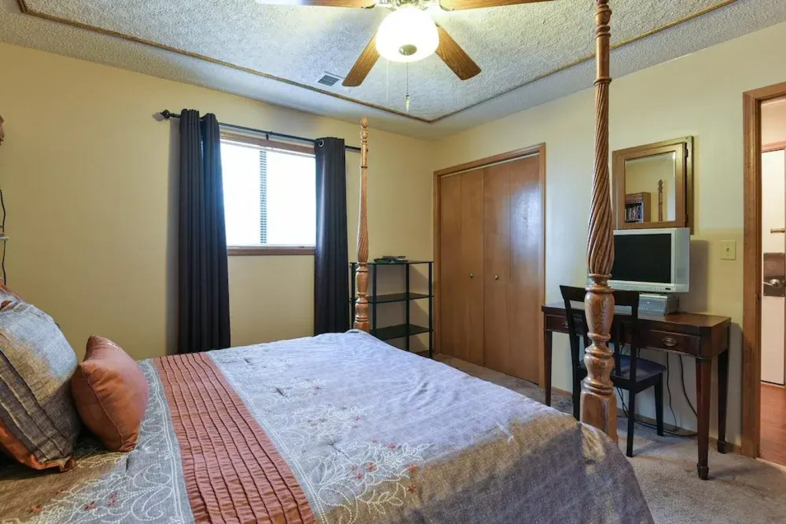 Welcome Inn- Pools - Great Balcony - Trails to Fishing -SO Close to Sdc!!