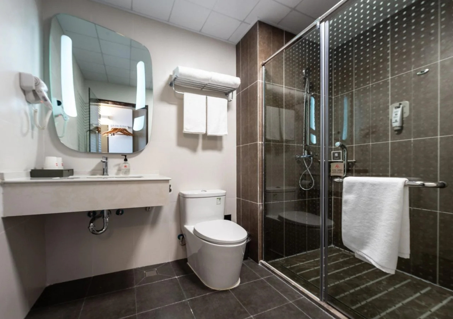 Ibis Guanyun Kowloon Port Water Street Hotel