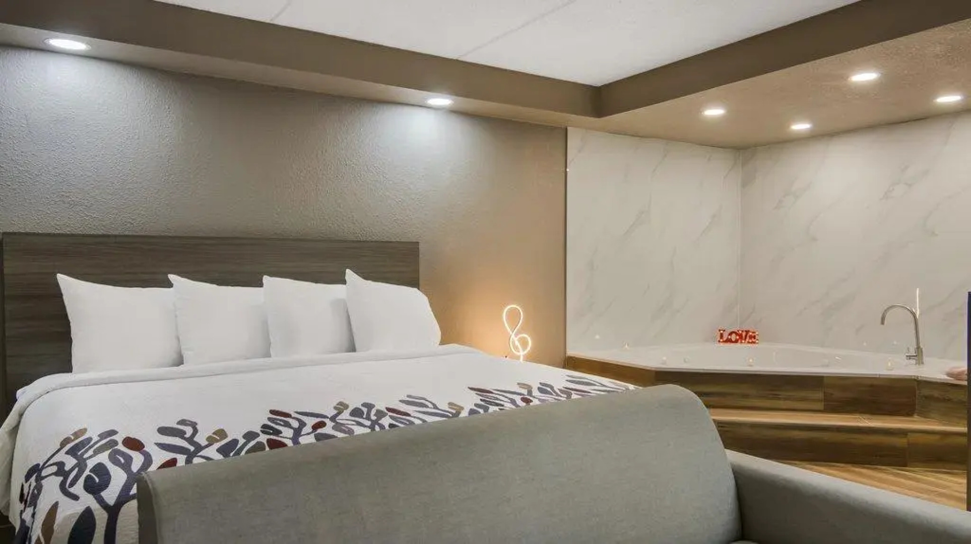 Red Roof Inn & Conference Center Chicago - N Aurora/ Naperville