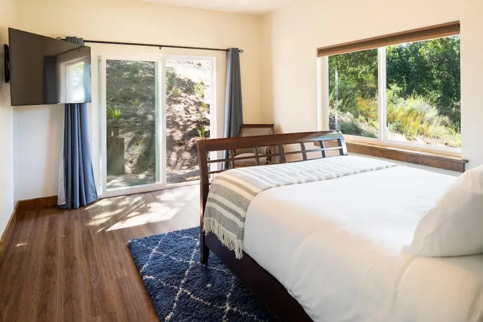 Emerson by AvantStay | Secluded Home - 125 Acres w/ Hiking, Hot Tub & Patio