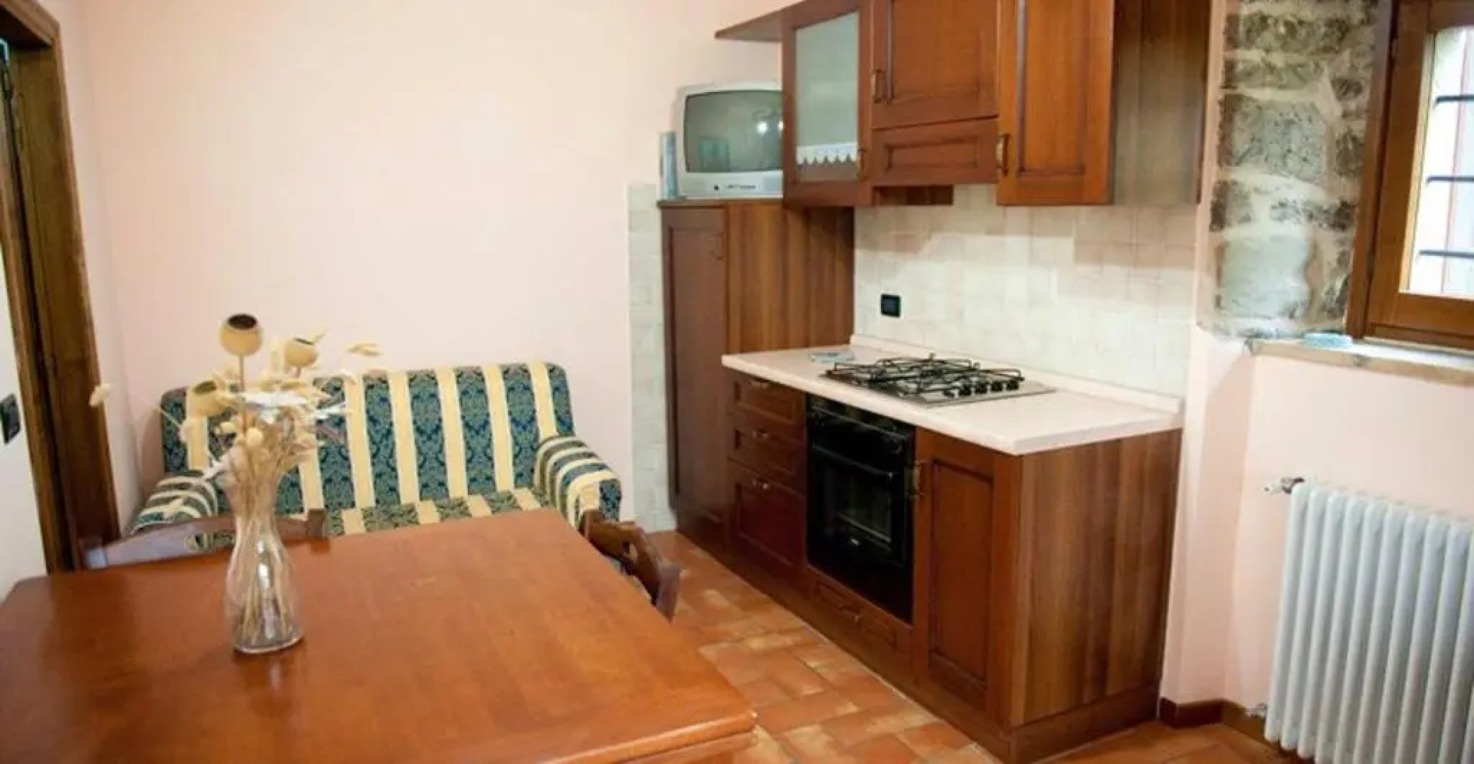 One bedroom appartement with shared pool enclosed garden and wifi at Caprese Michelangelo