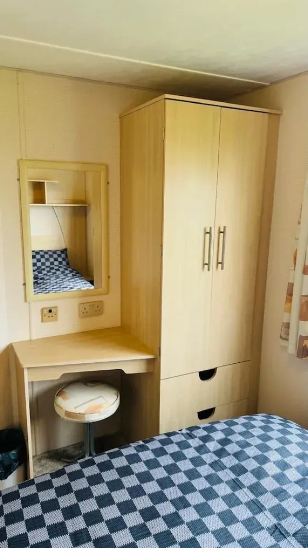 3-bed Carvan, Sleeps 6, Pets & Parking