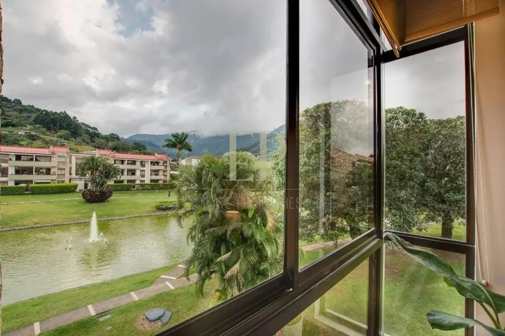 Modern PENTHOUSE w view, office space, pool, gym, tennis