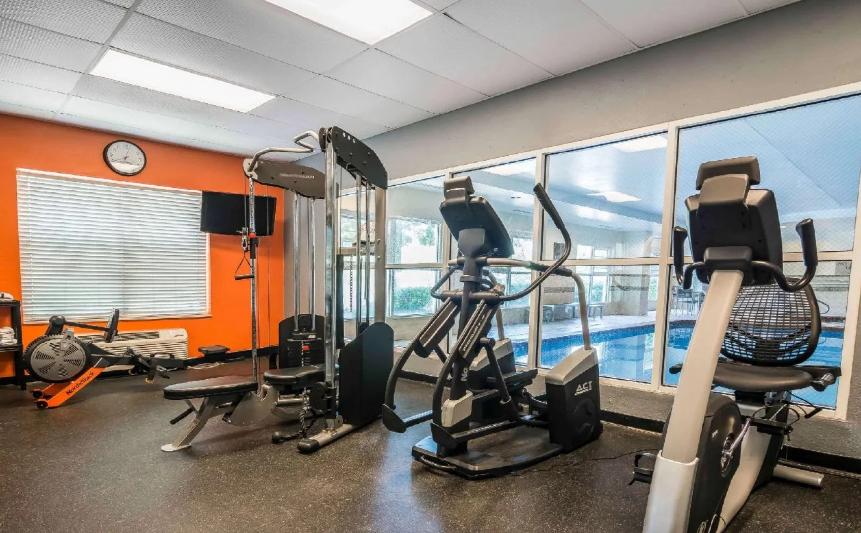 Comfort Inn & Suites near Six Flags