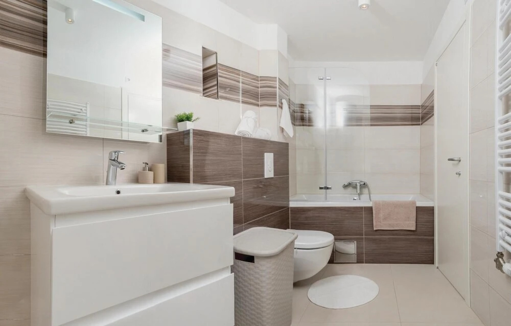 Nice Home in Podstrana with Hot Tub, WiFi & 4 Bedrooms