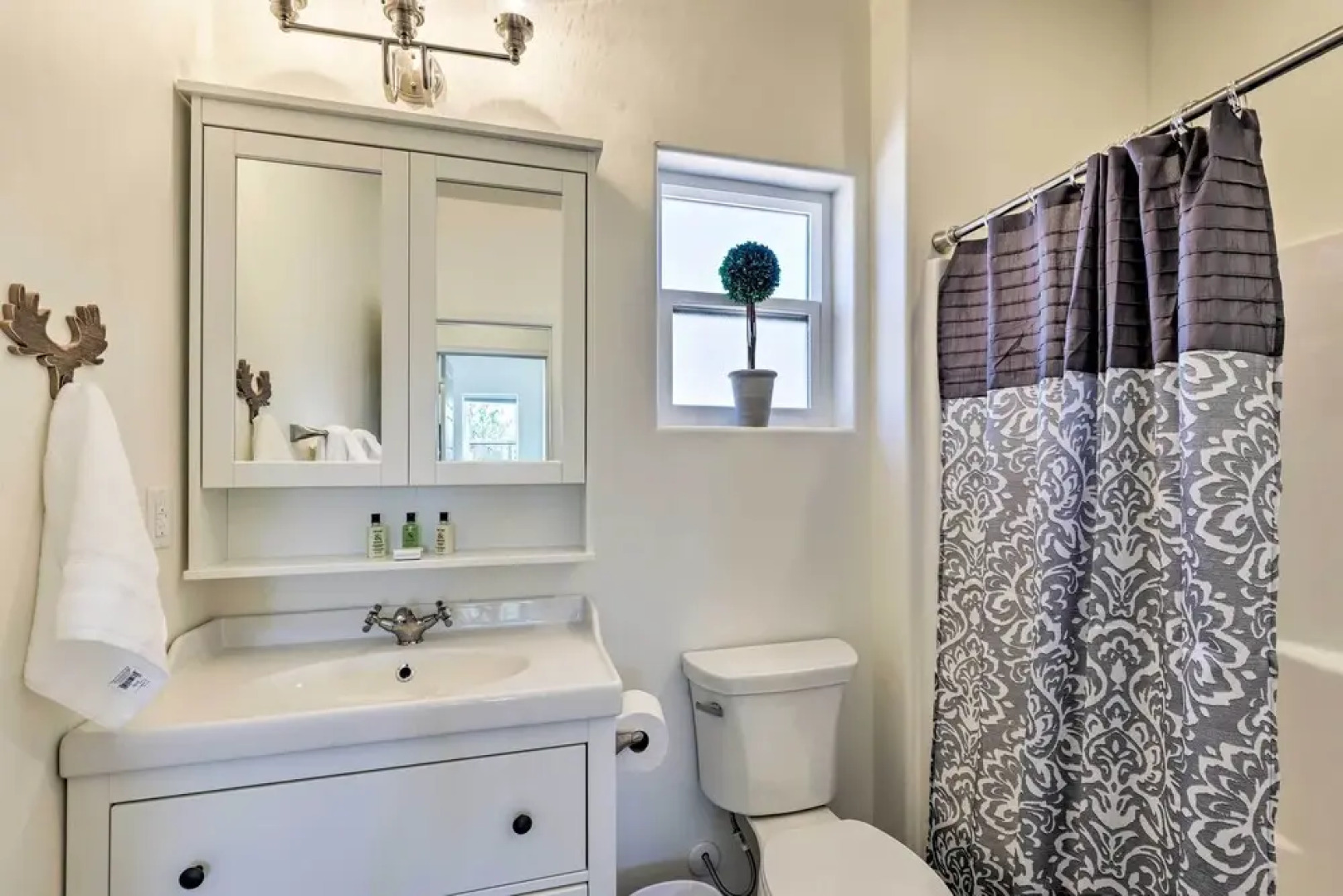 Hot Tub, Deck & Mtn View: Lavish Cabin in Pine!