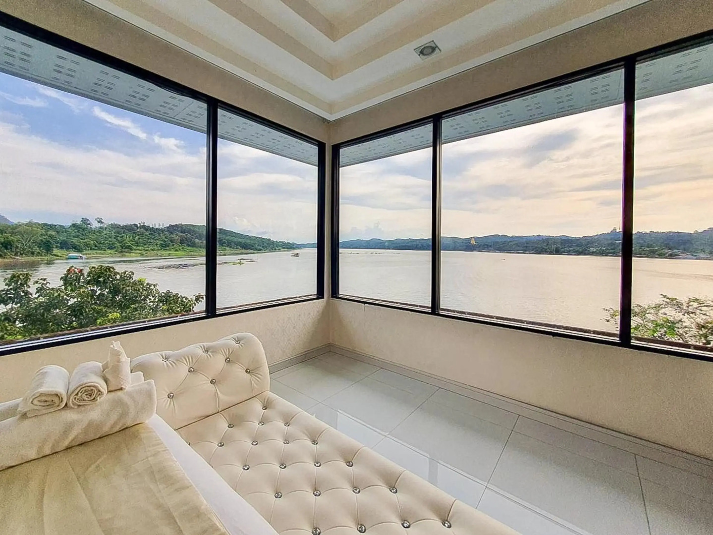 Phornpailin Riverside Resort