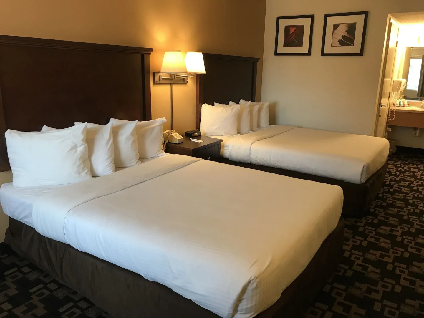 Econo Lodge Inn and Suites Bellingham