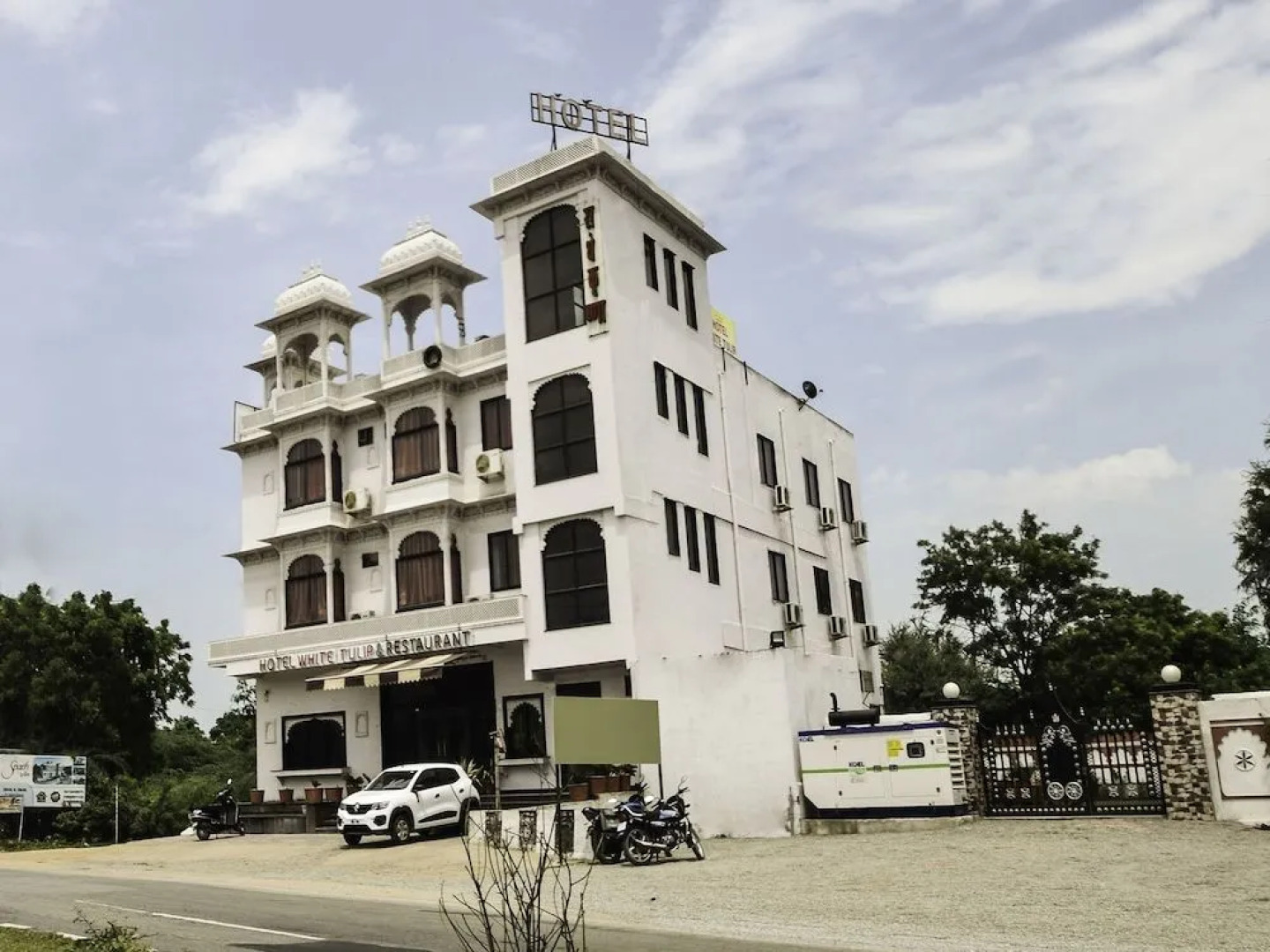 OYO 18262 Hotel White Tulip