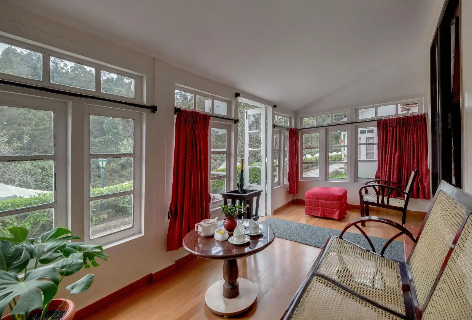 OYO Premium Golf Club Road