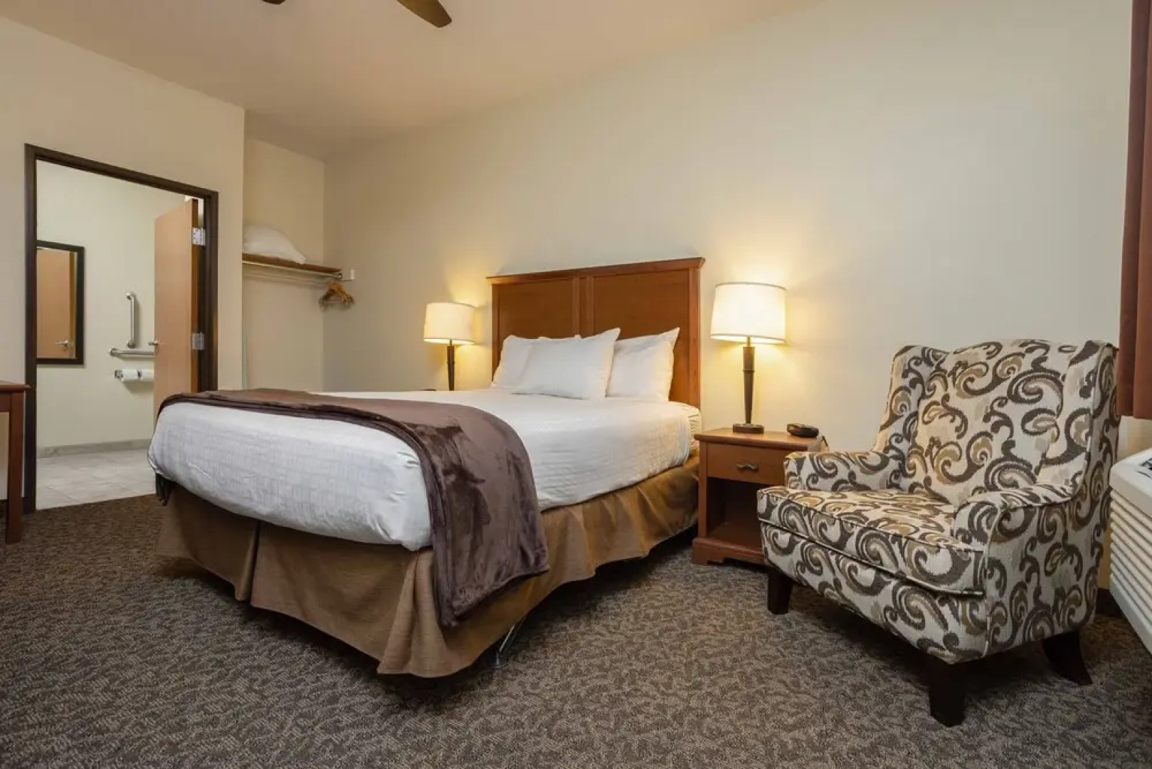 Battle Lake Inn and Suites