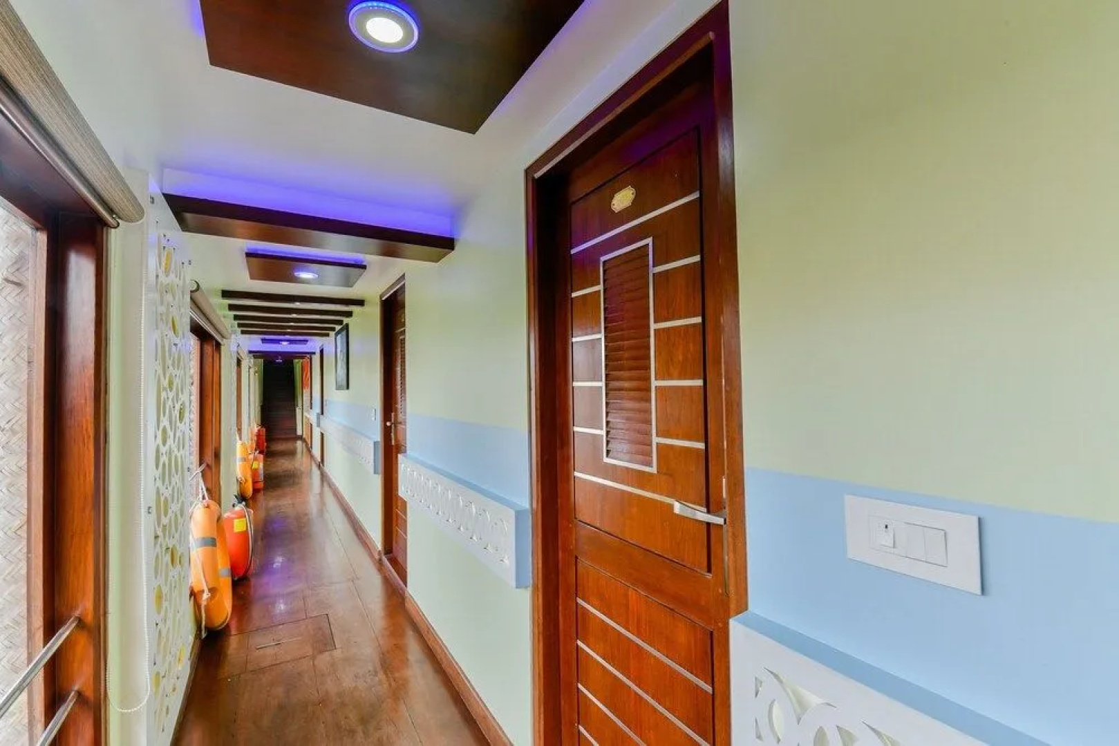 OYO 22759 Houseboat Luxury Smart Gold 6 BHK