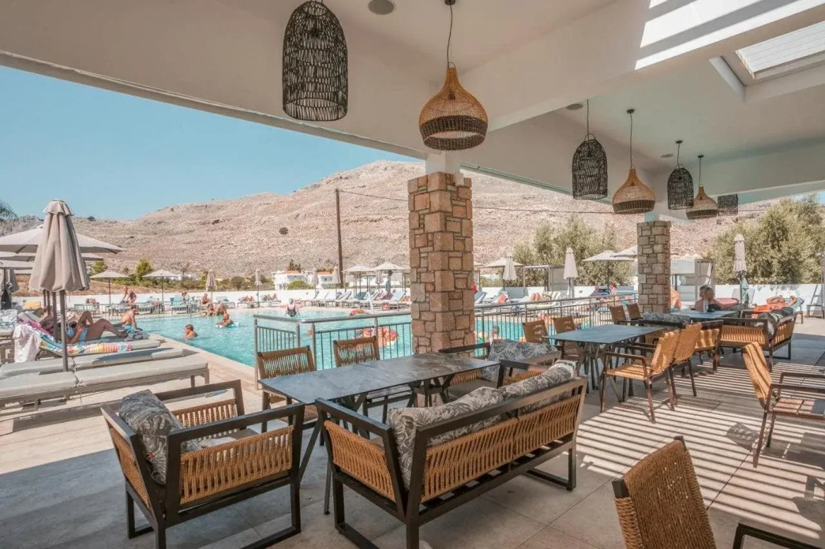 Lambis Studios & Apartments