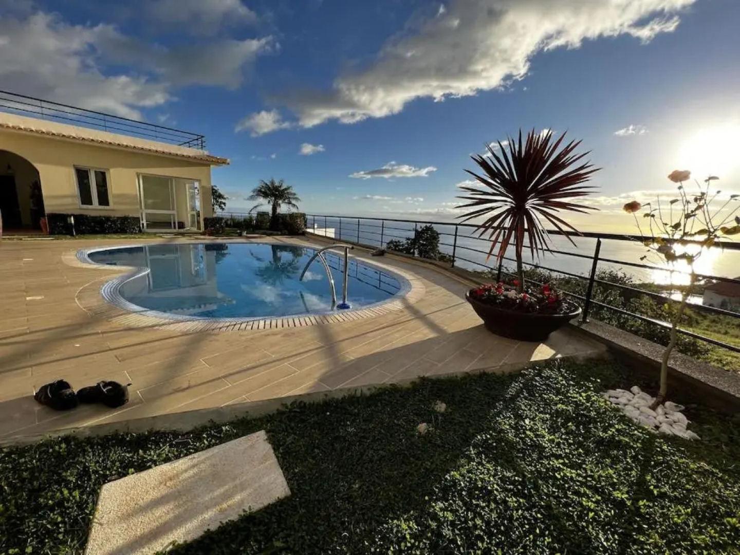 Luxury Villa With Private Heated Pool, Garden and Views of the sea and Mountains
