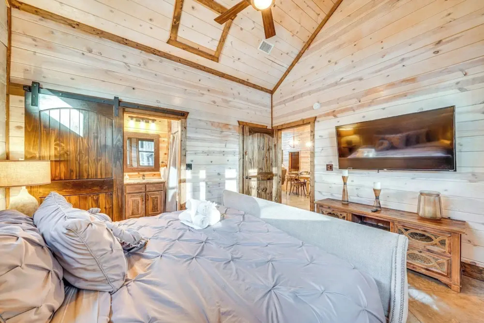 Hot Tub & Game Room: Spacious Cabin in Broken Bow!