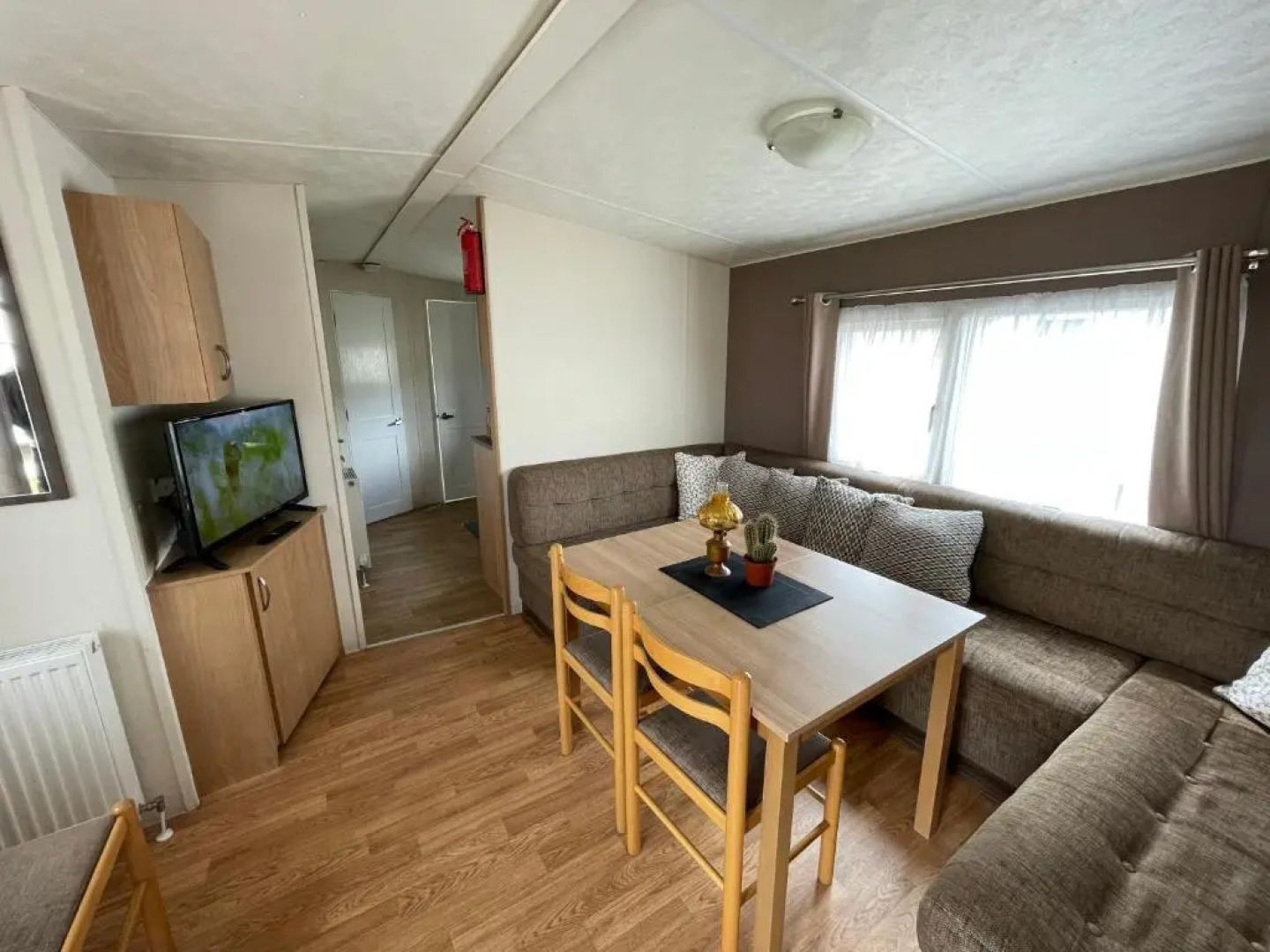 Caravan - Sleeps 10 - Pet Friendly - Parking