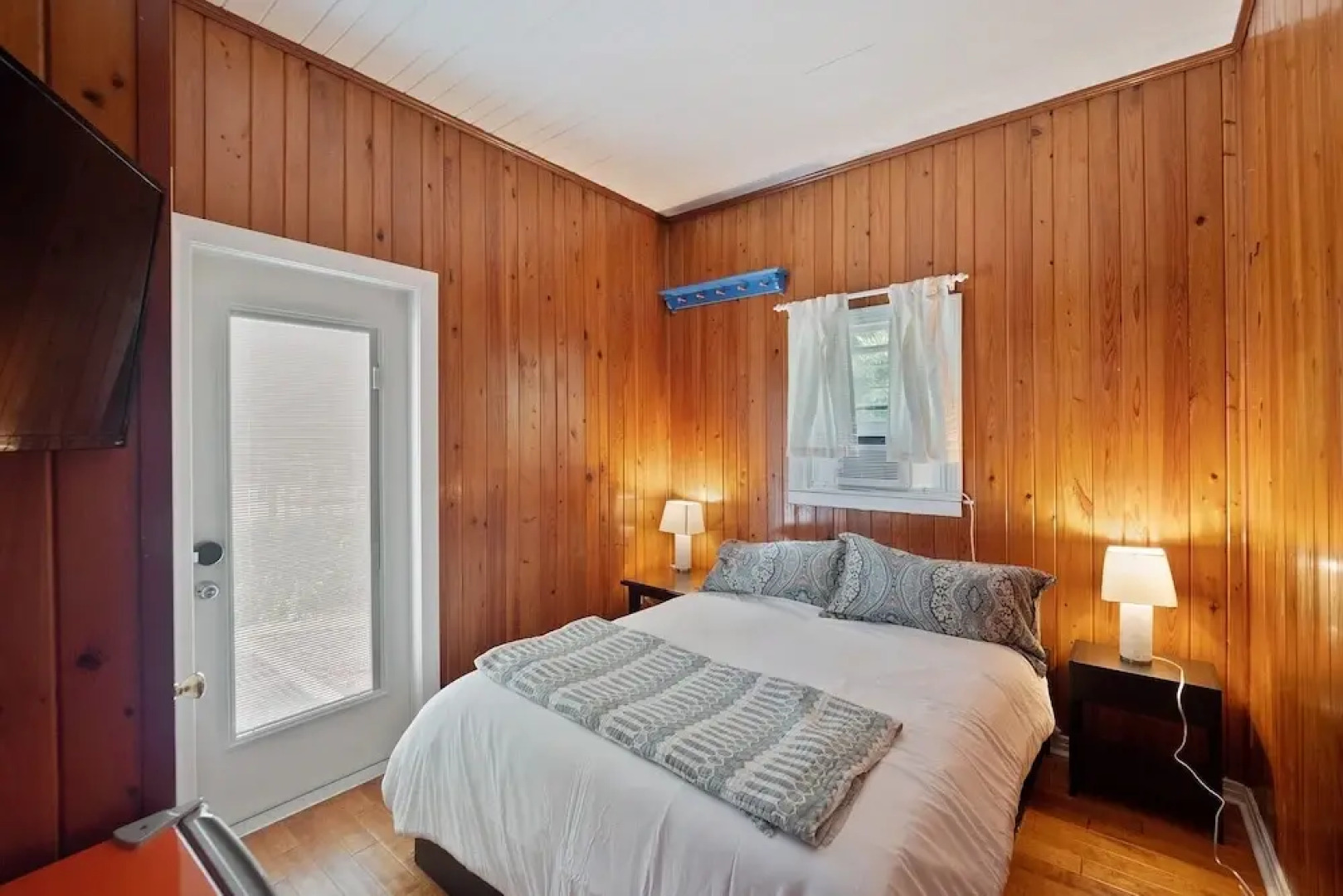 Gainesville 1 Bedroom Apts with Pool, Walk to UF Campus by RedAwning