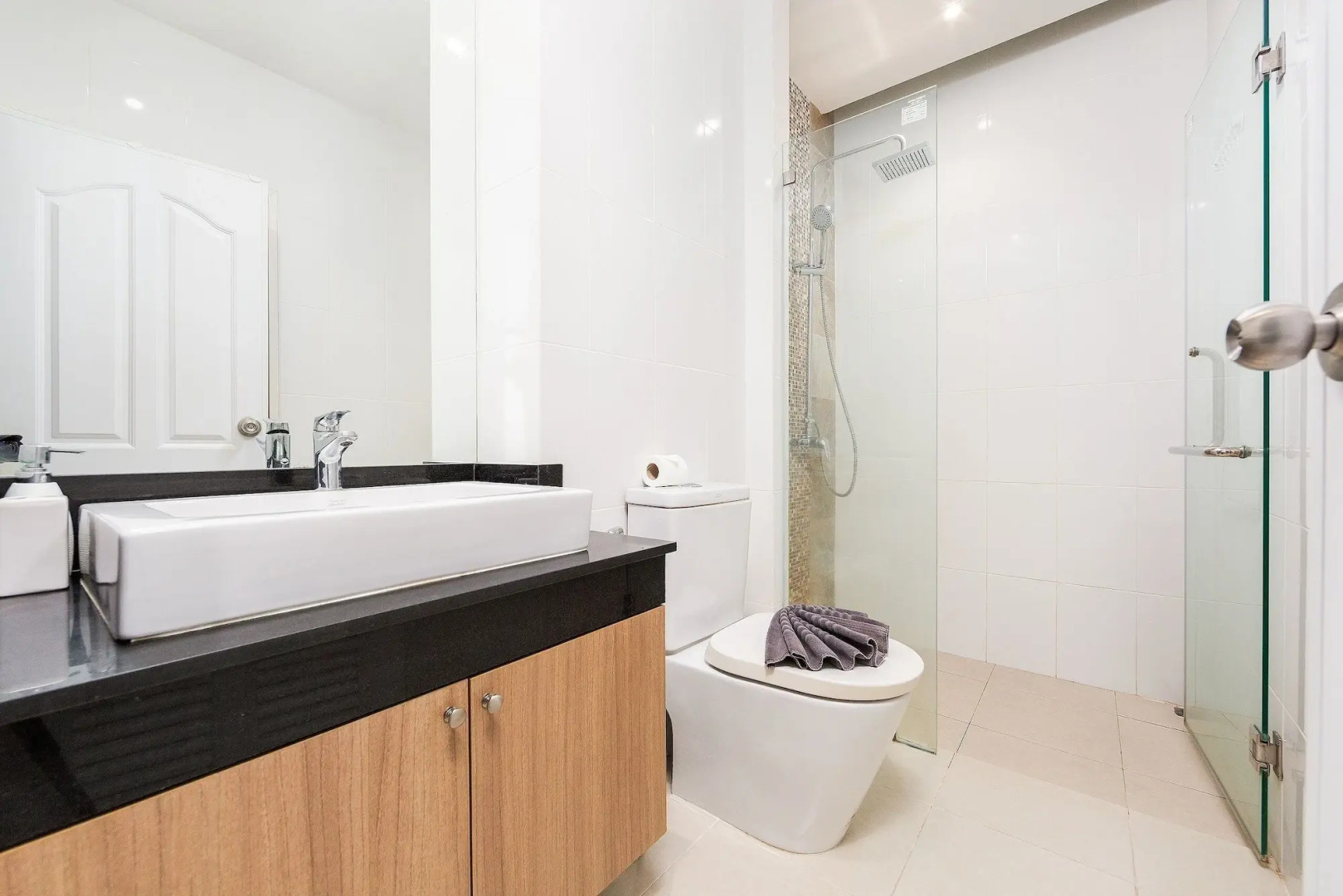 The Lago Apartments by Tropiclook