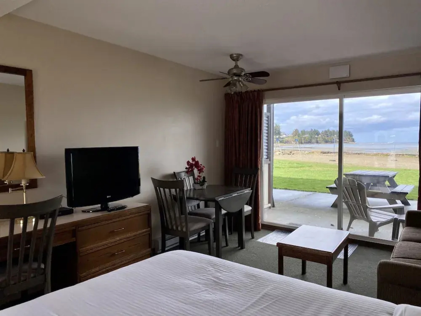 Sea Edge Beachside Hotel