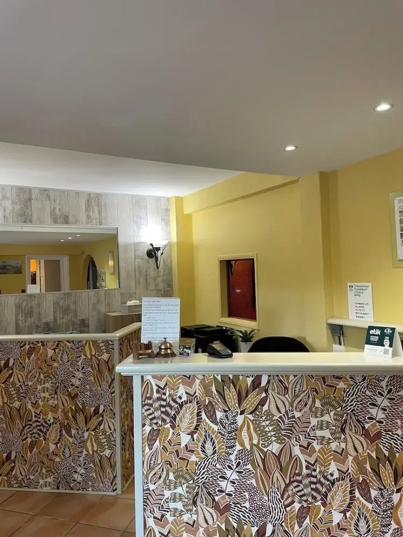 Logis Hôtel Domaine les Falaises