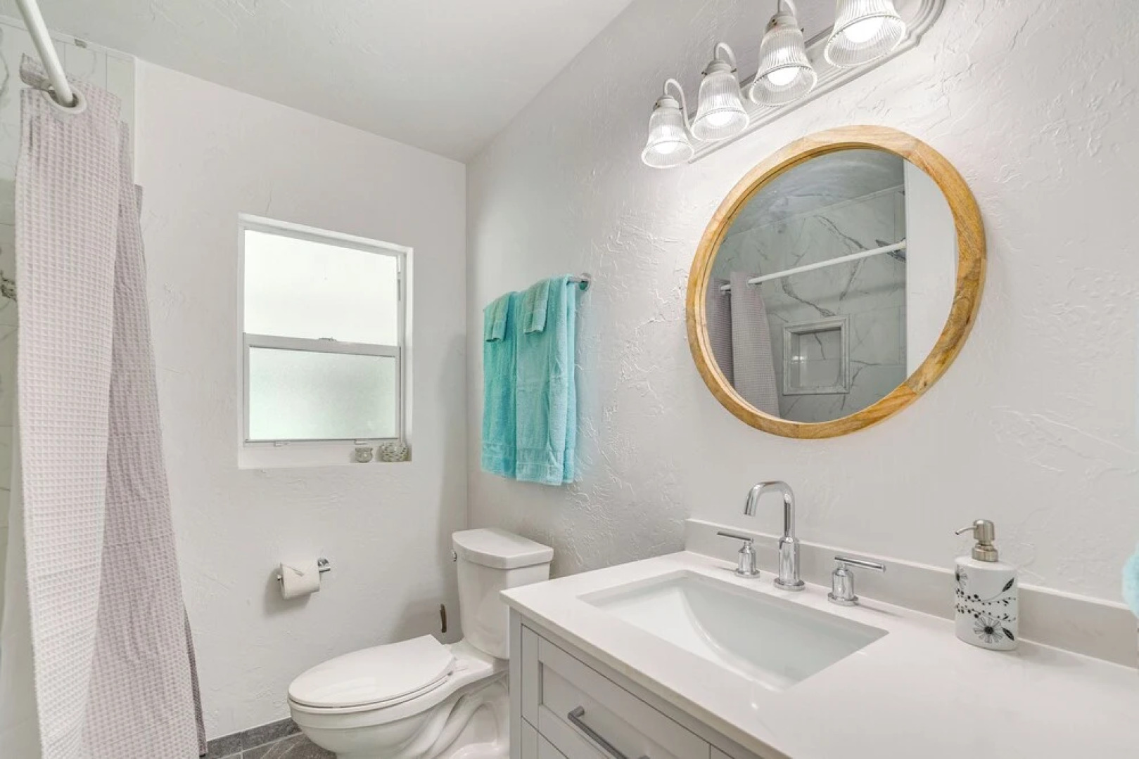 Sunny Home in Yankeetown w/ Lanai & Backyard!