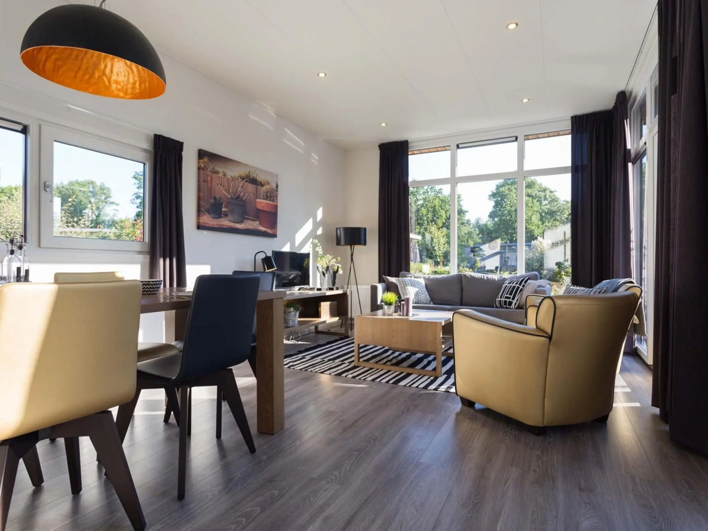 Modern chalet with outdoor sauna and spa, in a holiday park, near the Veluwe