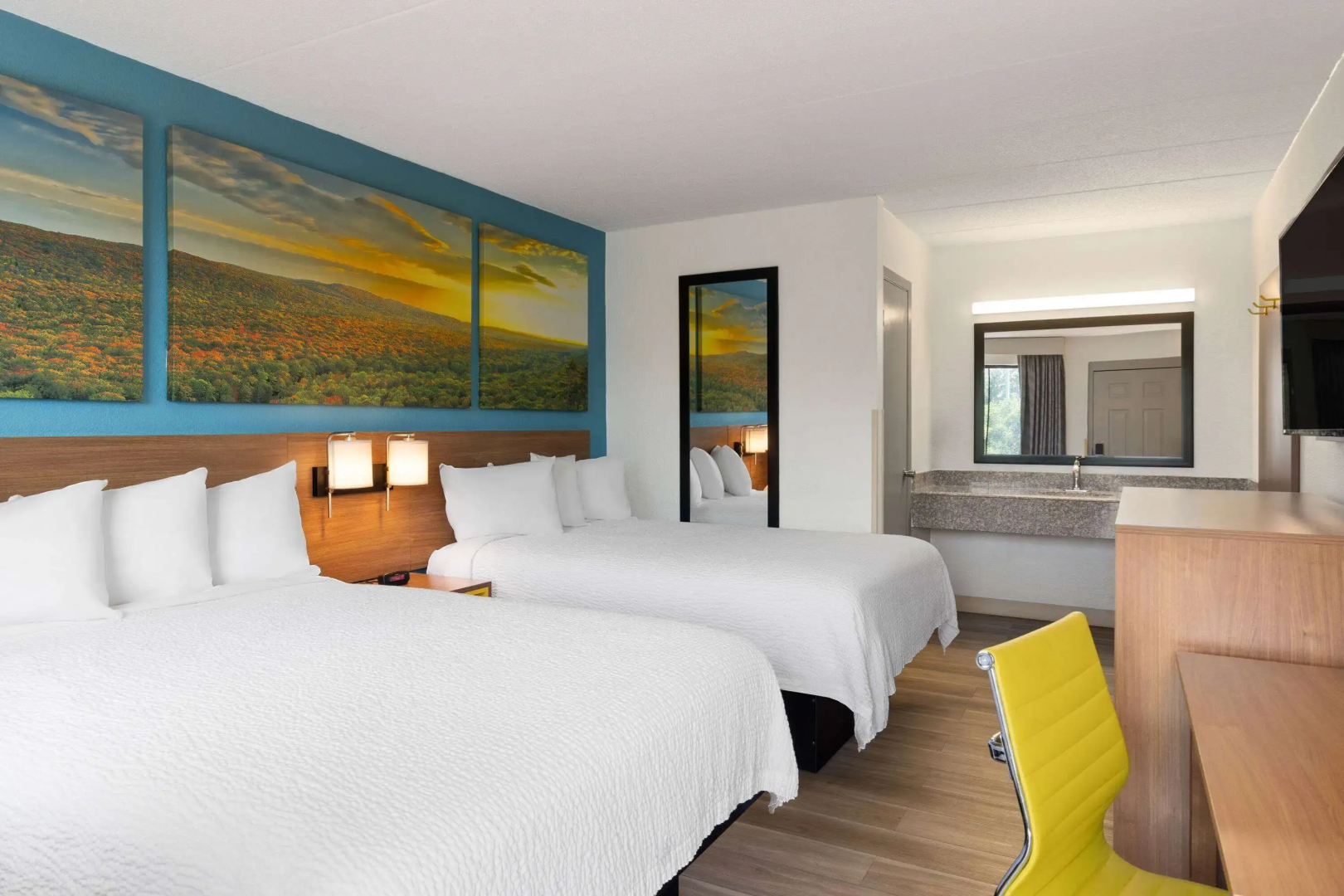 Days Inn & Suites by Wyndham Indianapolis Airport East
