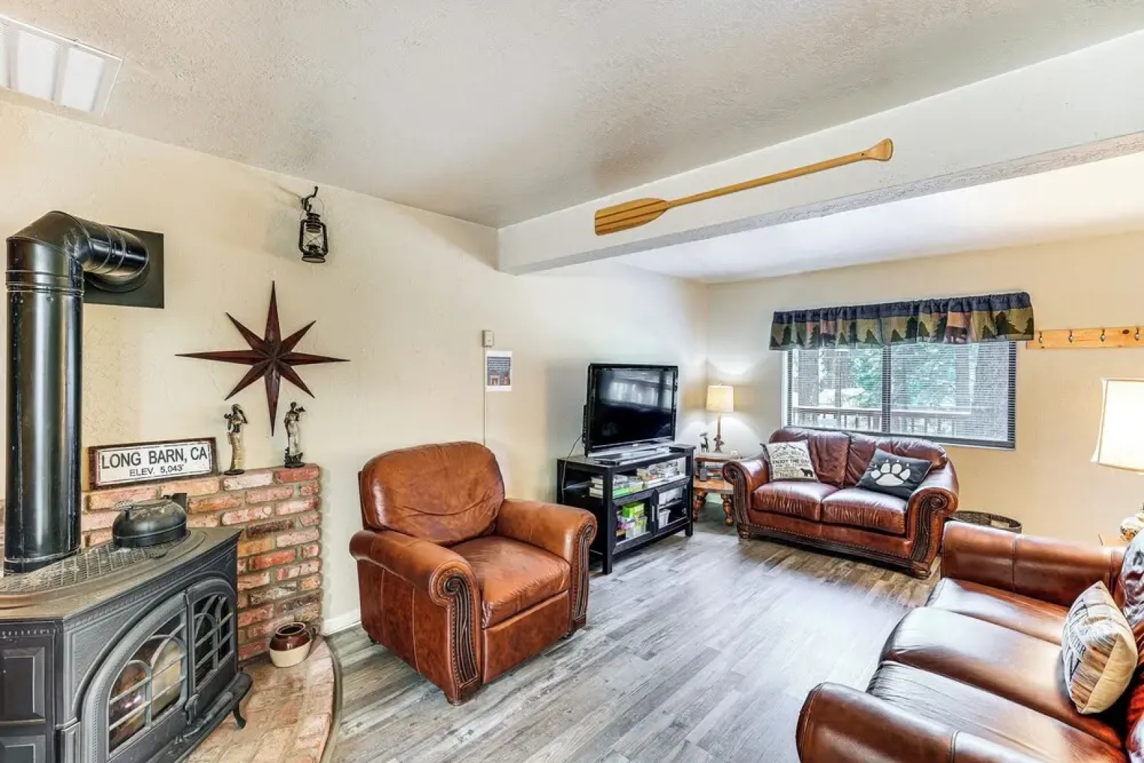 Long Barn Cabin w/ 2 Decks Near Skiing!