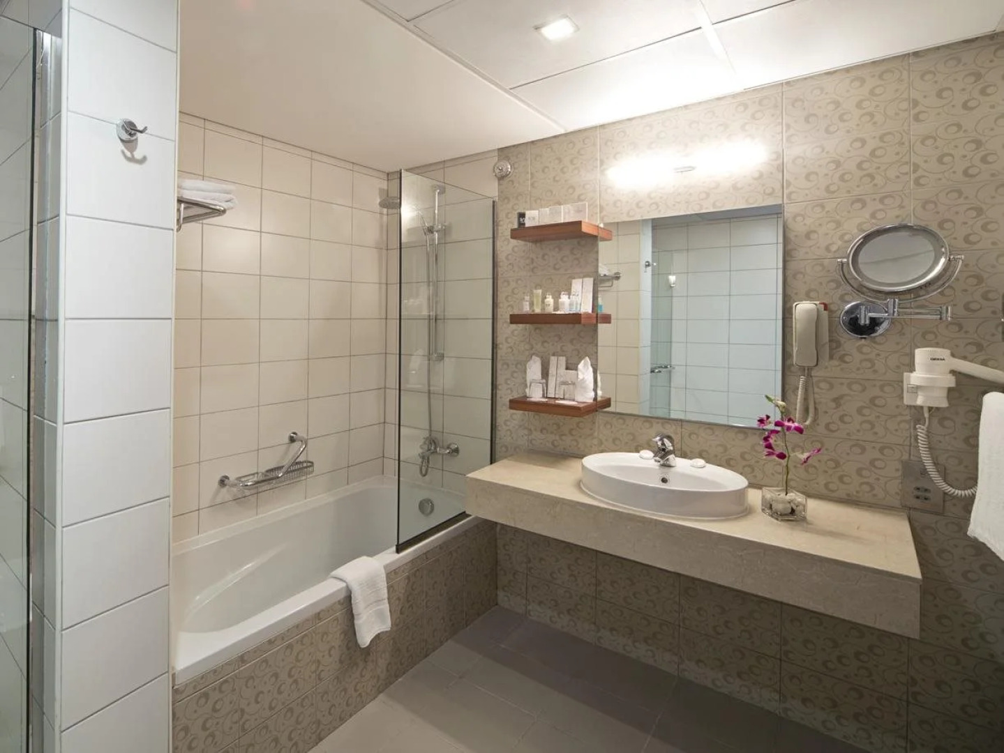 Отель City Seasons Al Hamra Hotel