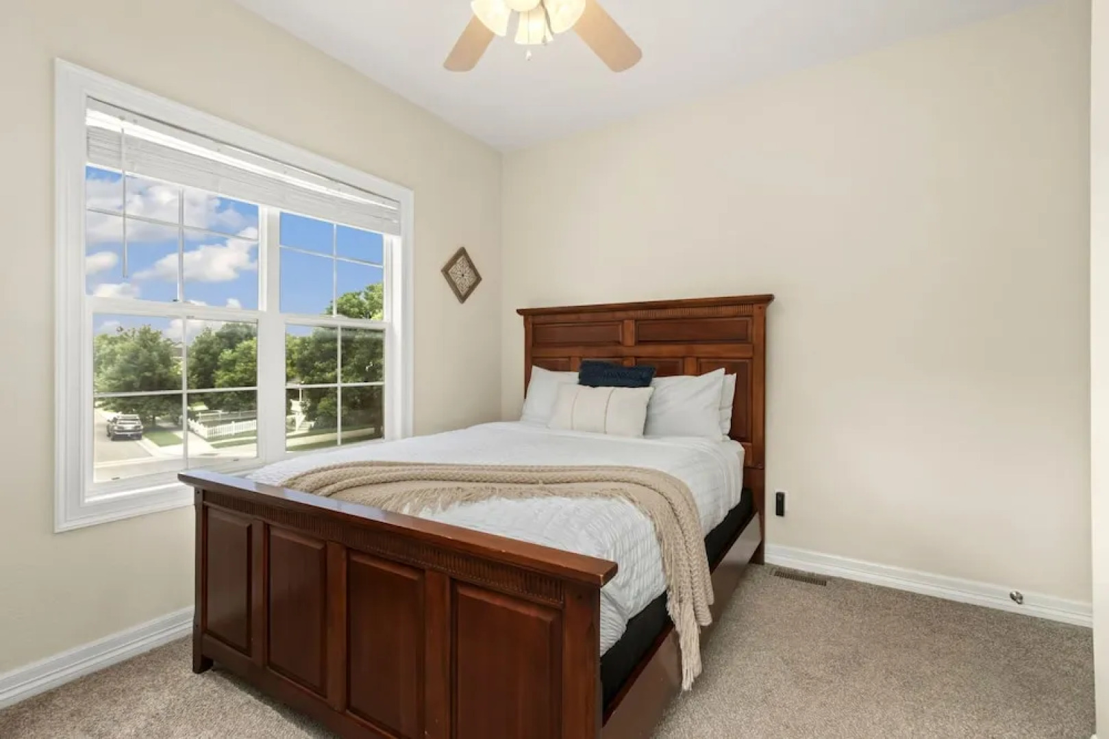 Fabulous Family-friendly Retreat by Windsor Lake!