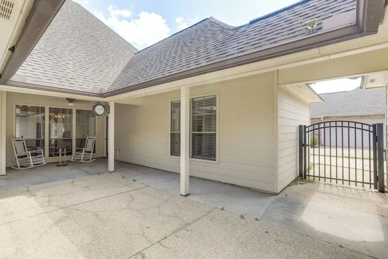 Easy Access to I-10: Family Home in Prairieville!