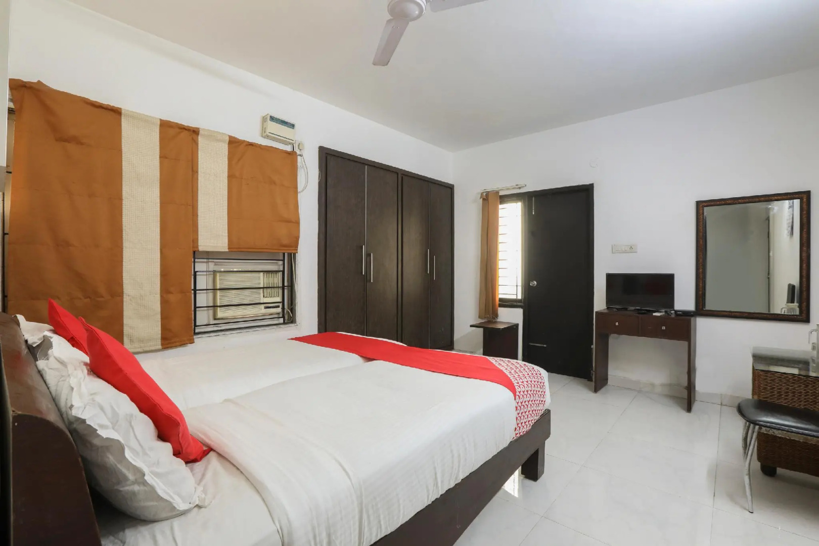 Oyo 70574 Chowdhury Lodge