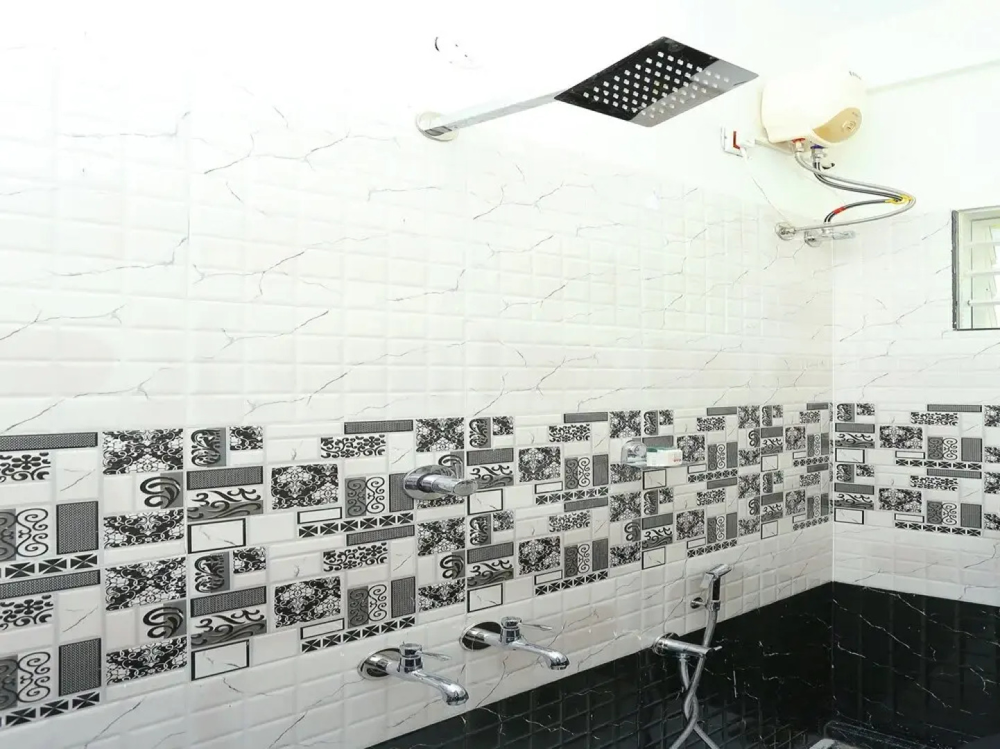 OYO 37302 White Cort