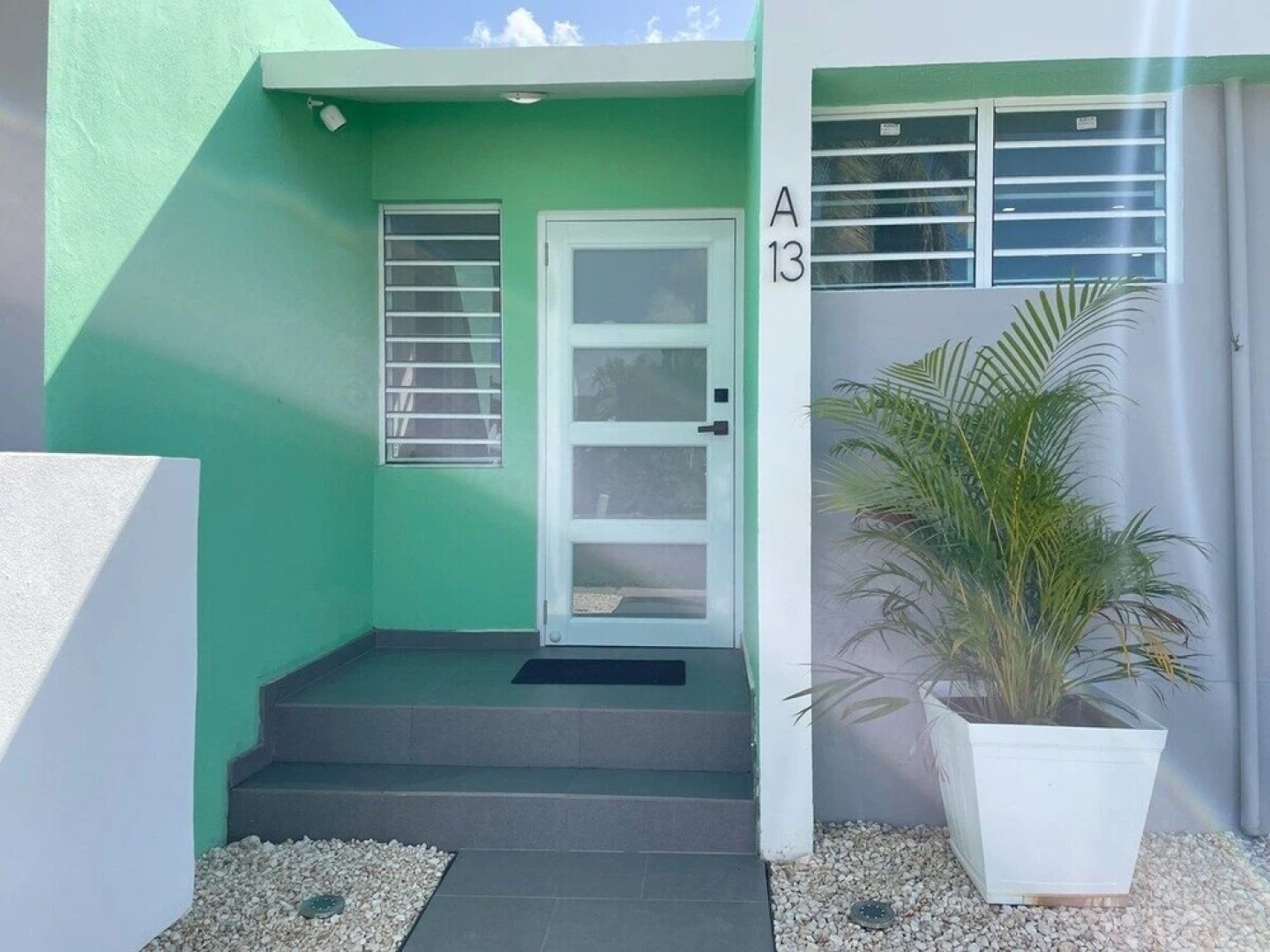Walk to Beach or Swim in the Pool, 4 Bedrooms 4 Home by Redawning