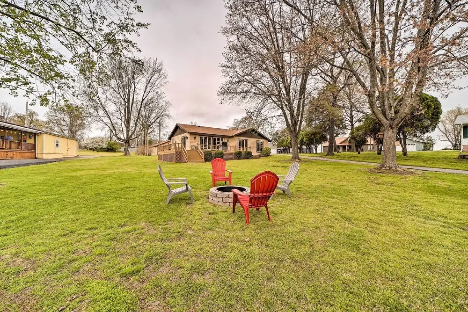 Kayaks & Boat Dock: Waterfront Home in Grove