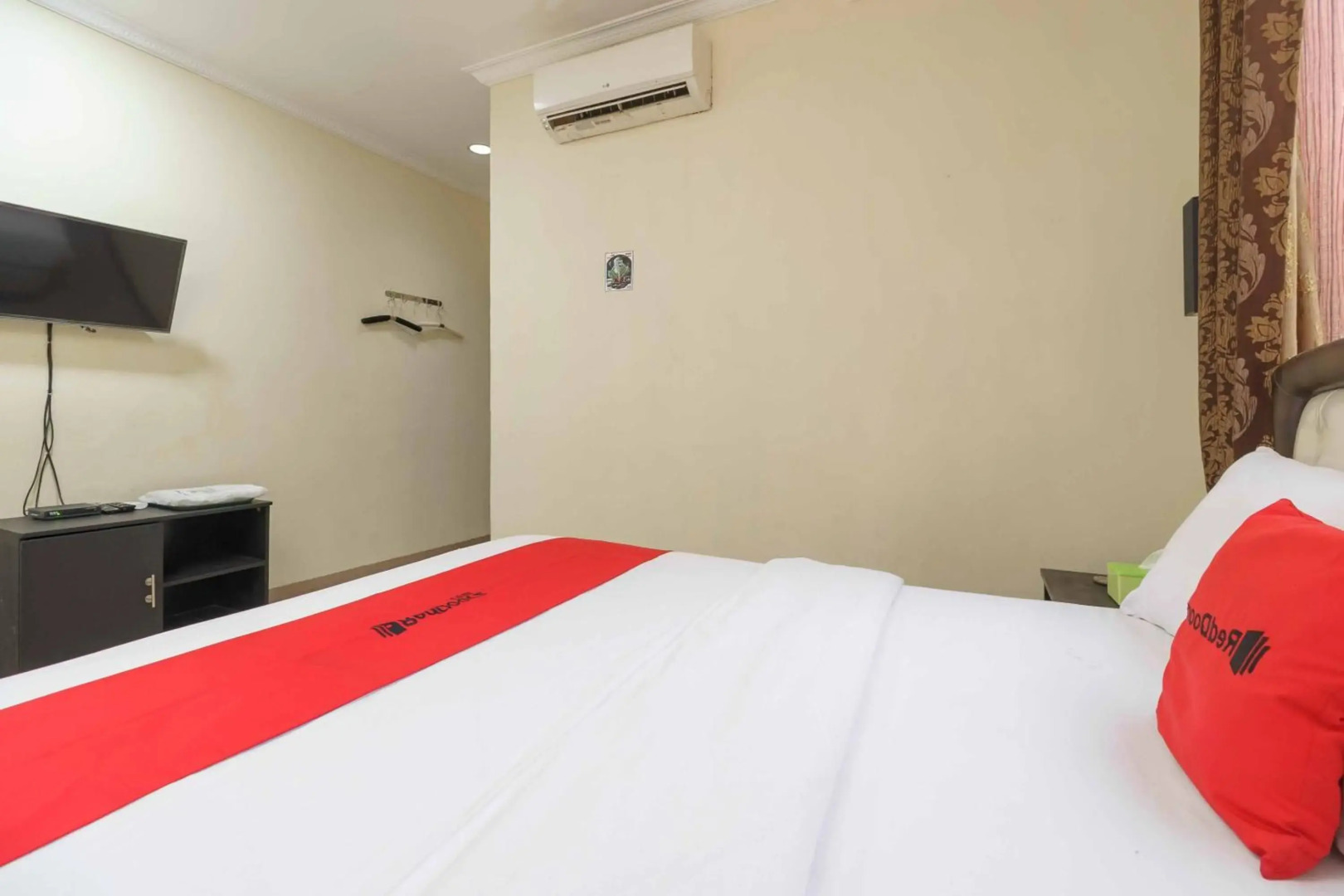 Hotel Addict by RedDoorz