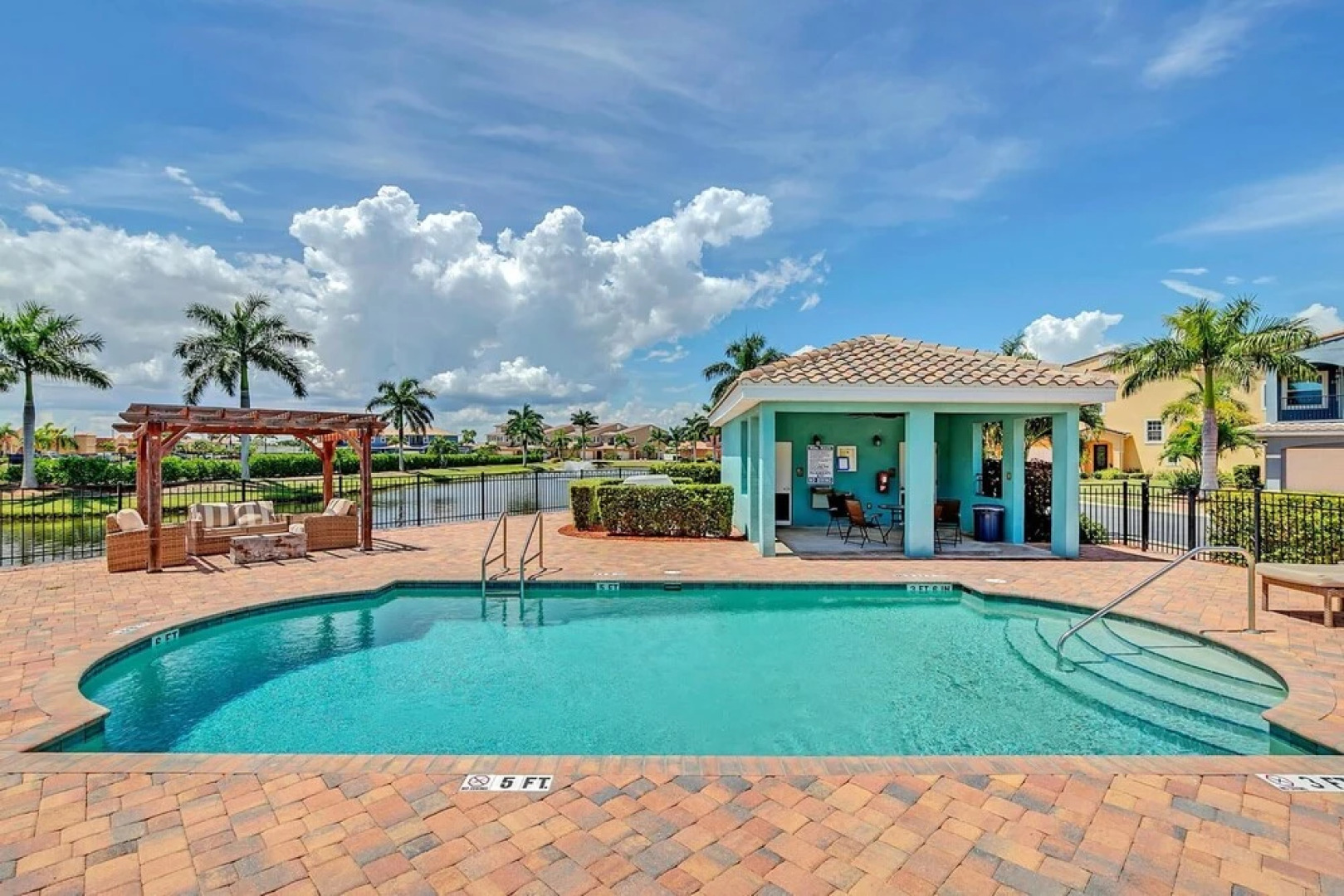 Upscale Private Home 10-min Walk to Canova Beach