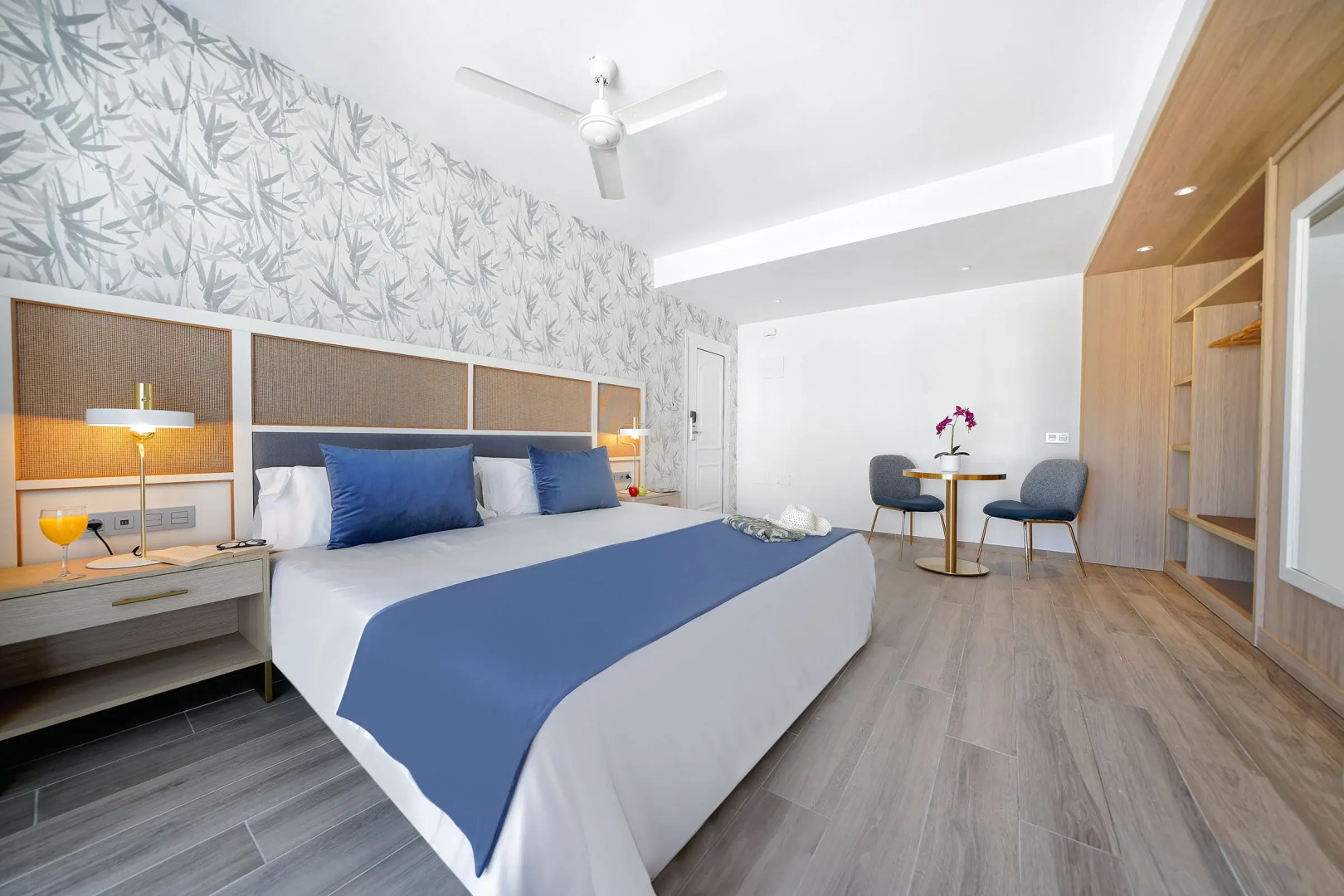 Отель Broncemar Beach Suites