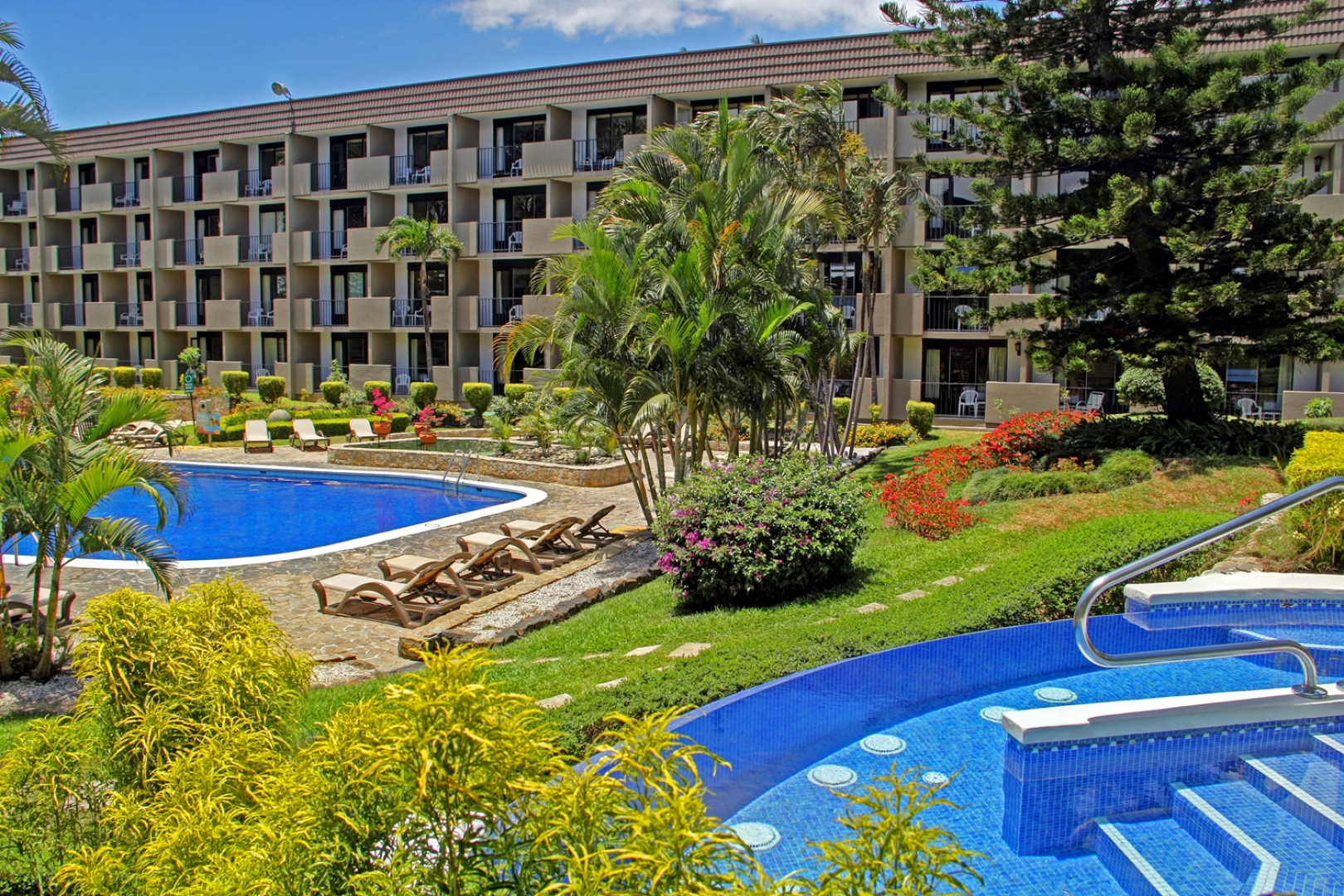 Irazu Hotel & Studios