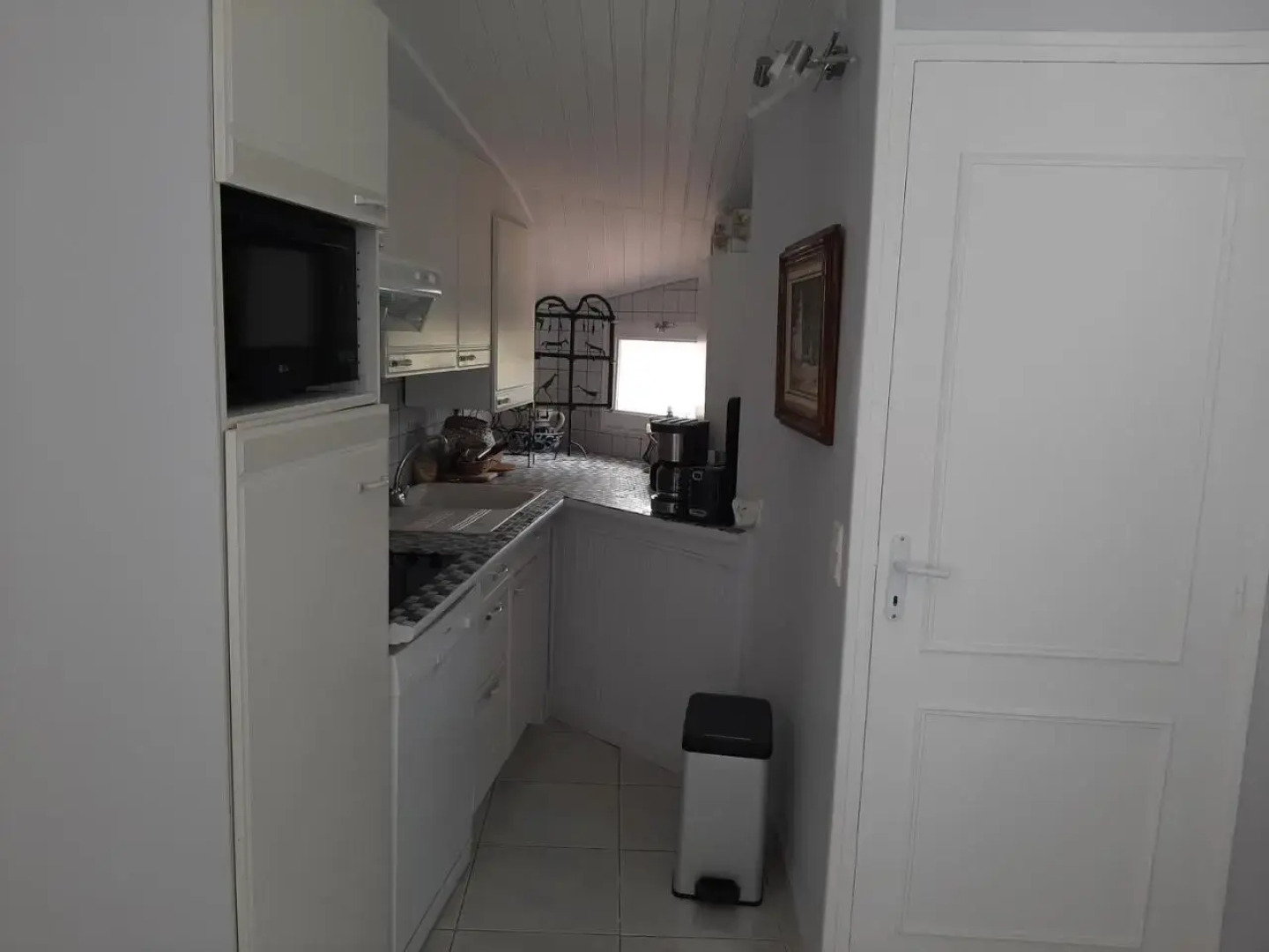 maison en pierre dans un écrin de verdure