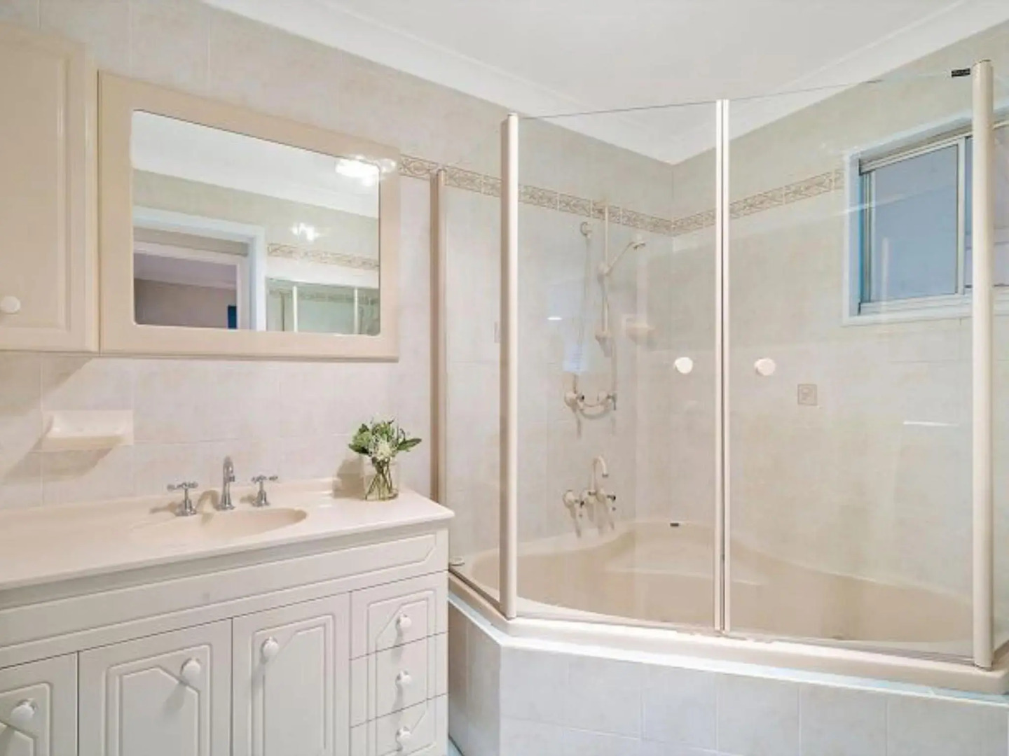 Walk to Everything In Huskisson Central Location and Sleeps 10