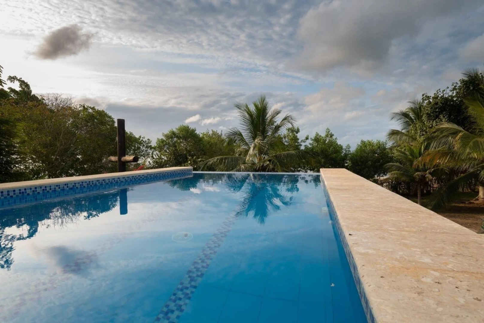 Relaxing Tropical Island Chalet w Private Pool and Beach in Bar