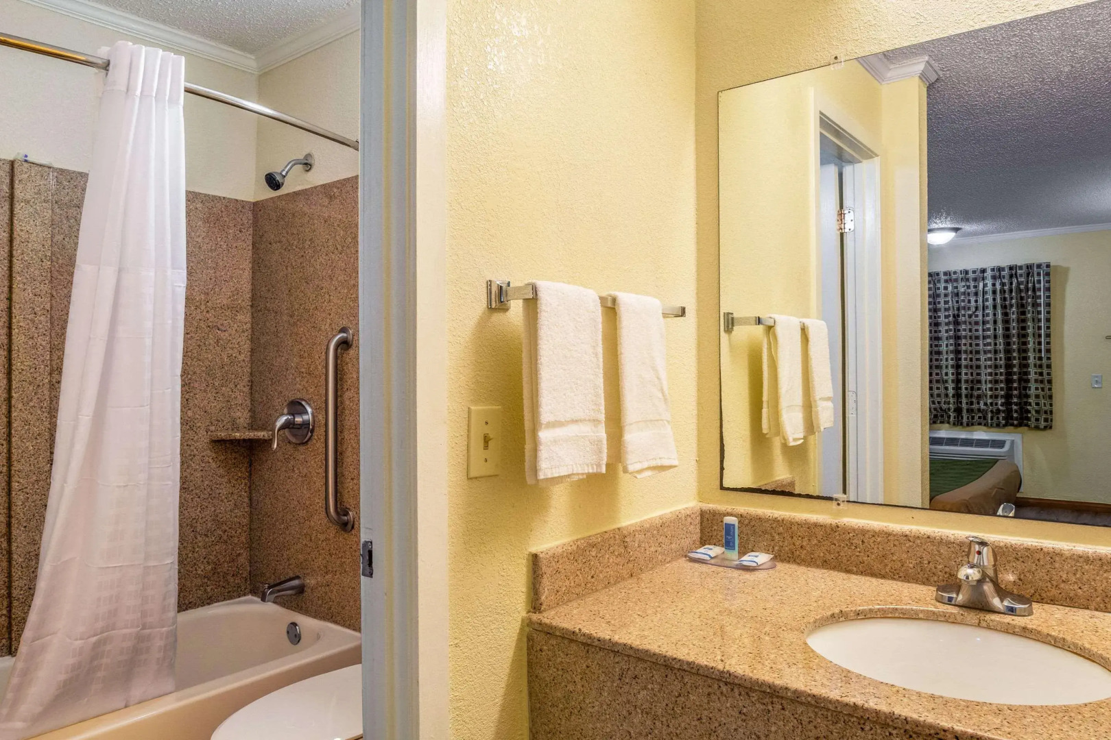Rodeway Inn & Suites Fort Jackson