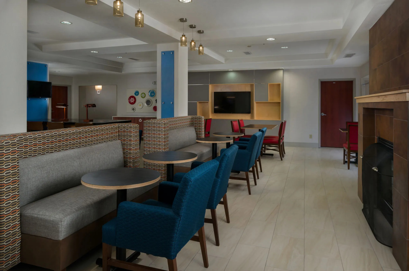 Holiday Inn Express & Suites Lawrence by IHG